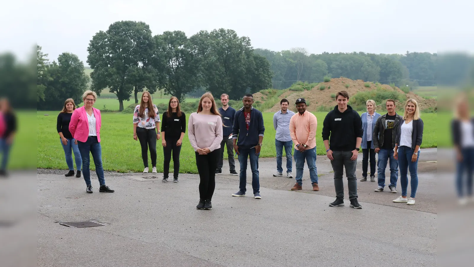 Die Ausbildungskoordinatorin Jennifer Kapferer (1.v.r.) und ihre Kolleginnen Claudia Schlagenhauser (2.v.l.) und Sonja Prachhart (2.v.r.) begrüßen die Gruppe der kaufmännischen und Pflege-Auszubildenden im Franziskuswerk Schönbrunn. (Foto: privat)