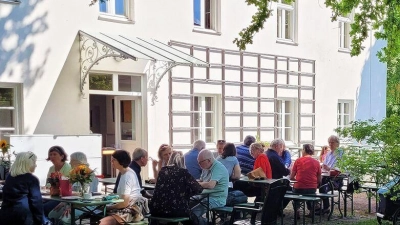 Bei schönem Wetter kann man auf der Terrasse des Haupthauses der Mohr-Villa sitzen. (Foto: Mohr-Villa)