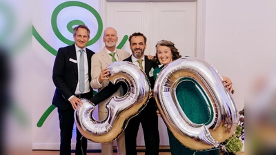 Der Vorstände von „Neue Wege”, Philipp Steichele, Ulrich Wiltschko, José Silva Cerqueira und Andrea Barth (v.l.), freuen sich über das Jubiläum der Kinder- und Jugendhilfseinrichtung. (Foto: NEUE WEGE e.V.)