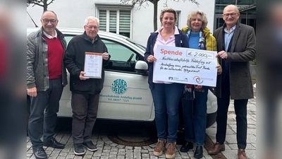 Bei der Scheckübergabe für den neuen Pflege-Panda (v. l.): Karl Roth (Vorstand Bürgerstiftung), Reinhard Jauernek (NBH-Vorstand), Eva Spiegelburg (NBH-Geschäftsführerin), Petra Metzner (1. NBH-Vorstand) und Johann Oberhofer (GF Bürgerstiftung) (Foto: Ursula Moses/NBH Feldafing)