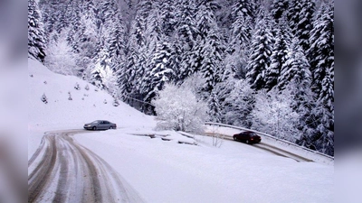 Um vorbereitet zu sein, sollten Autofahrer die Schneeketten-Montage bereits vor der Fahrt in die Berge üben, am besten bei den ADAC Schneekettenberatungstagen am 20. und 21. Dezember in München. (Foto: ADAC)