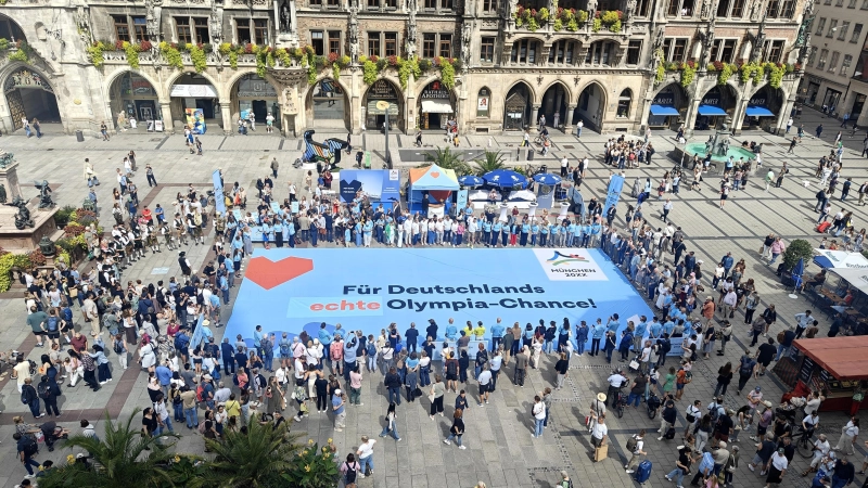 Ein riesiges Banner ziert den Marienplatz: Damit setzt das „Bündnis Pro Olympia” ein sichtbares Zeichen für die Olympiabewerbung Münchens. (Foto: Robert Bösl)