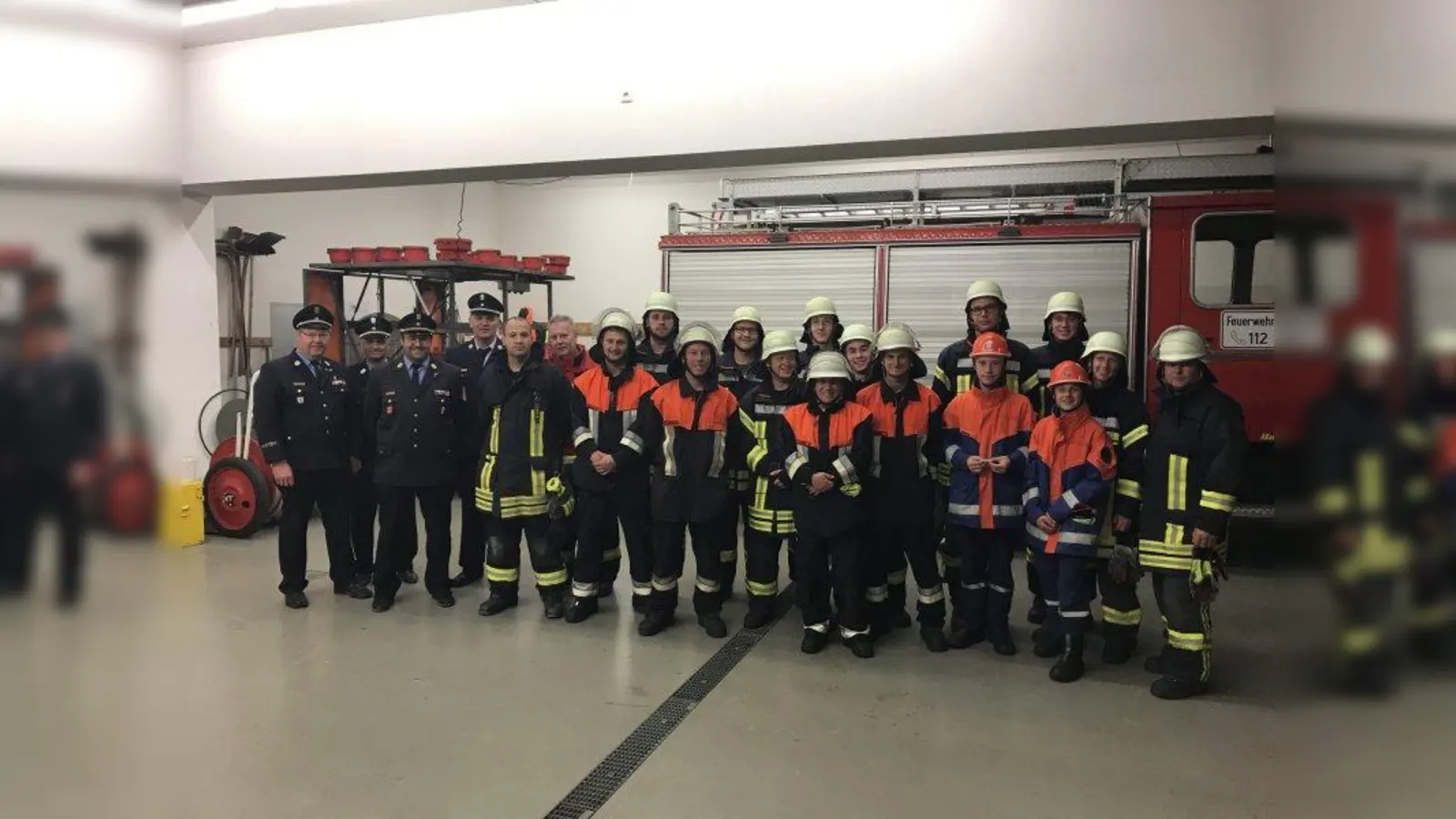 Unter den wachsamen Augen der Prüfer legten die Anwärter der Feuerwehr aus Etterschlag und Walchstadt gemeinsam den ersten Teil der Modularen Truppausbildung ab. (Foto: Feuerwehr)