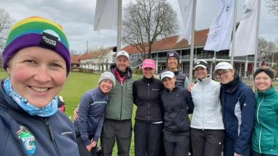 Die Damenmannschaft beim Training (von links): Michele Holzwarth, Denise Böhm, Trainer Max Baumgart, Captain Angela Kurz, Ramona Neumann-Mangoldt, Janina Bachmaier, Madeleine Orlowski, Cosima Sporrer und Nadine Lehmann. (Foto: Golfclub Starnberg)