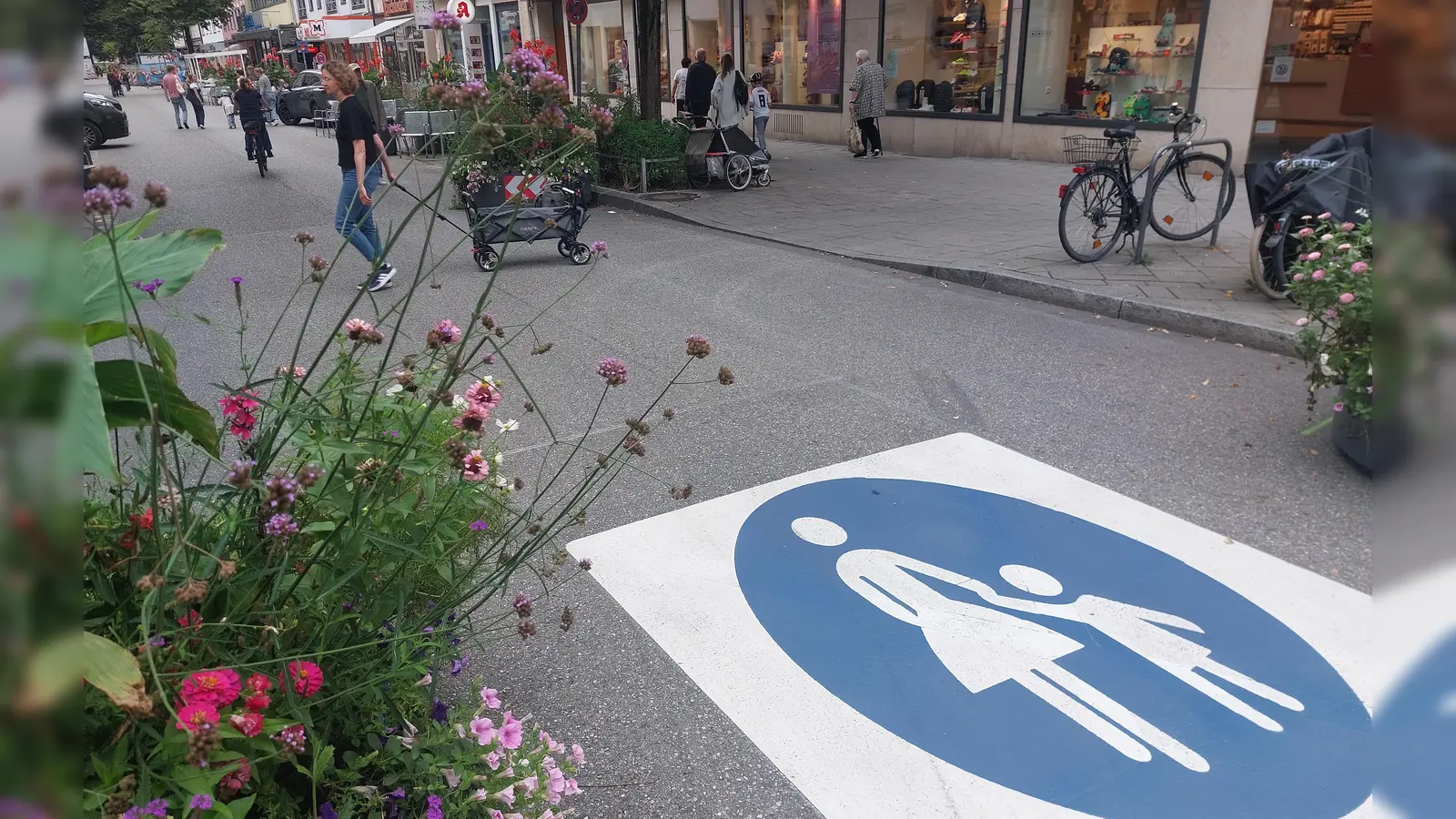 Der Eilantrag gegen die testweise eingerichtete Fußgängerzone in der Weißenburger Straße ist abgelehnt worden. (Foto: bas)