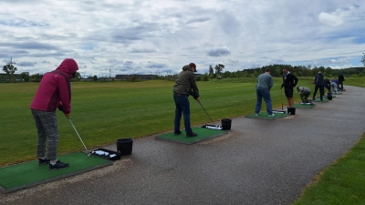 Bei Golferlebnistag auf der GolfRange München-Germering konnten viele Golf-Neulinge ihr Können erproben. (Foto: GolfRange München-Germering)
