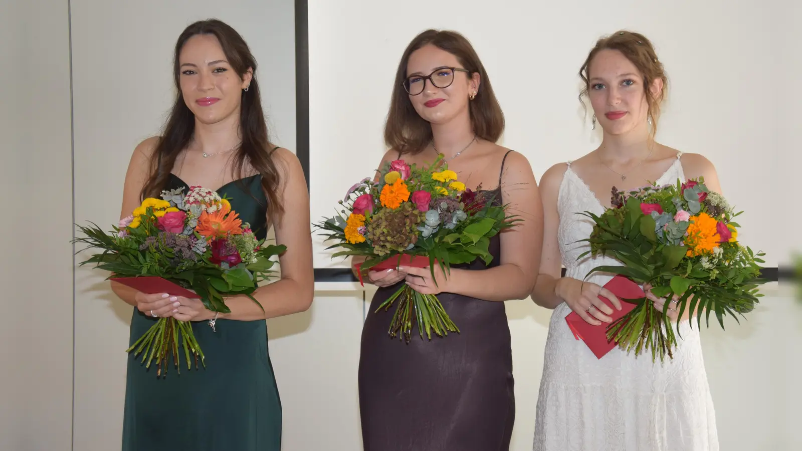 Venesa Perko, Leonie Stephan und Miriam Alkämper (v.l.) haben für ihre hervorragenden Leistungen während der Ausbildung zur Pflegefachfrau nicht nur ihre Examina erhalten, sondern auch Staatspreise. (Foto: Katharina Ober)