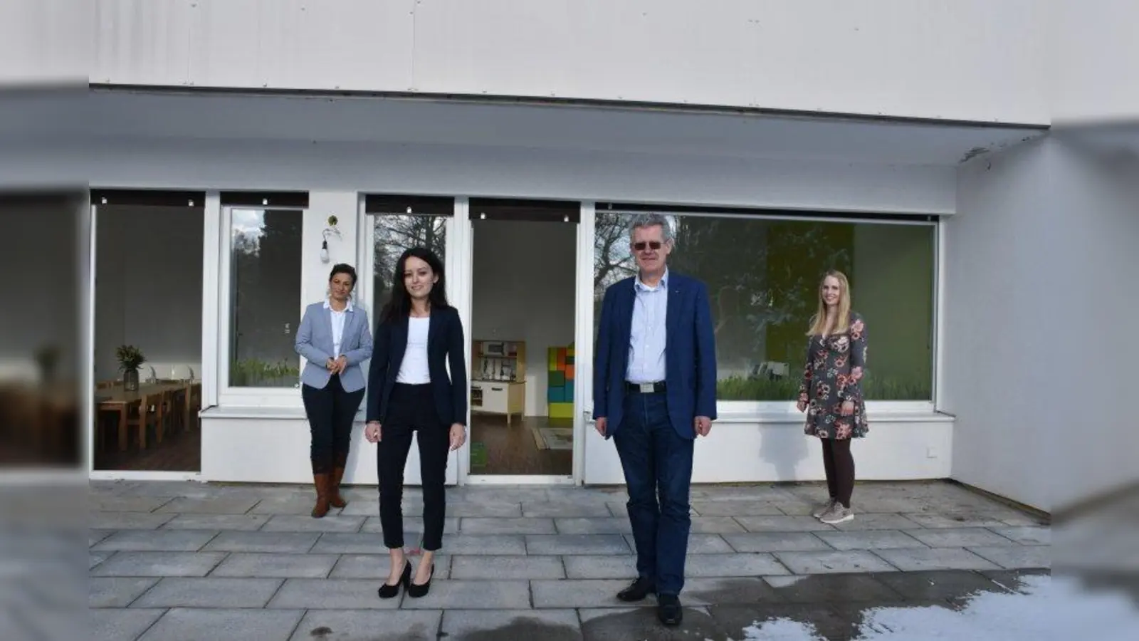 Bergs Bürgermeister Rupert Steigenberger freute sich über die Eröffnung der neuen Großtagespflege &amp;quot;Glückskäfer&amp;quot; von Adelina Zulka (zweite von links). In familiärer Atmosphäre werden die Kleinen von Alessandra Nebhuth (rechts) und Jeannette Theil betreut. (Foto: Hauck)