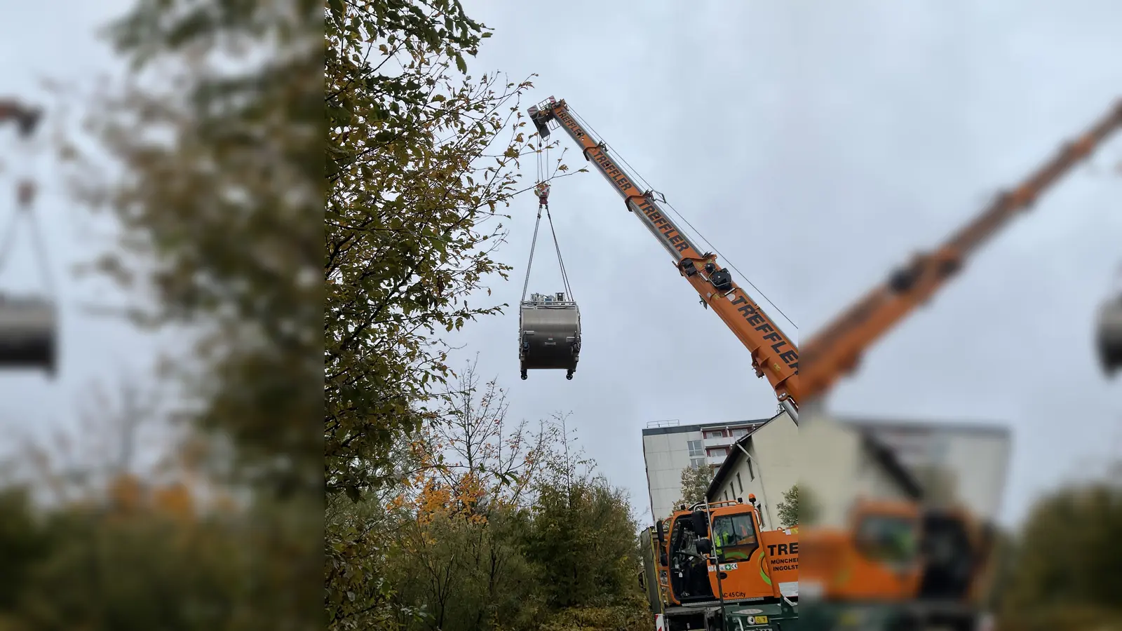 Ein Kran hievt das bisherige MRT der Abteilung für Radiologie in der Kreisklinik Ebersberg auf einen Lkw. (Foto: kk )