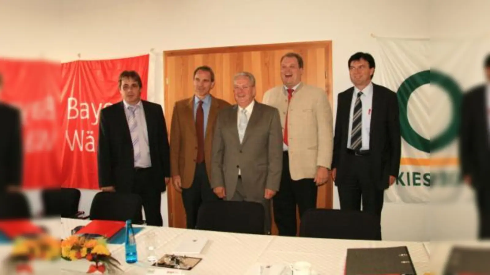 „Übernächstes Jahr wird die Wärme hier umweltfreundlich.“ Markus Wahl, Thomas Barth, Wolfgang Liebscher, Christoph Göbel und Werner Dehmel (v.l.) präsentierten gemeinsam ihre Heizkraftwerk-Pläne. (Foto: US)