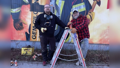 Nils Jänisch (l.) und Melander Holzapfel (r.) haben das Feuerwehrhaus zu einem Kunstwerk gemacht. (Foto: pst)