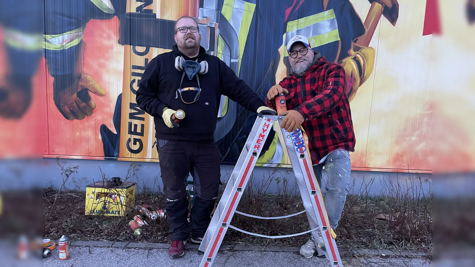 Nils Jänisch (l.) und Melander Holzapfel (r.) haben das Feuerwehrhaus zu einem Kunstwerk gemacht. (Foto: pst)