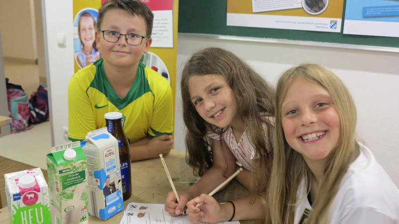 An den Mitmachstationen des „Pfannkuchenwegs“ entdeckten die Grundschüler spielerisch die Herkunft von Eiern, Mehl und Milch. (Foto: AWELF EE/Maier)