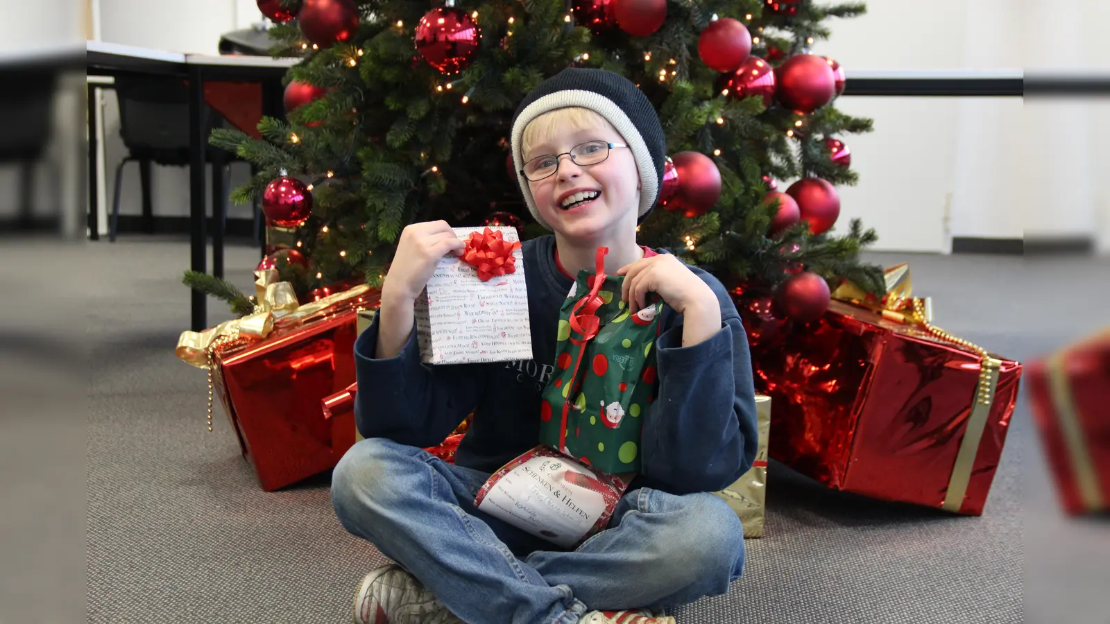 Kaum etwas erfreut Kinder mehr als ein tolles Geschenk zu Weihnachten. (Foto: Deutsche Lebensbrücke)