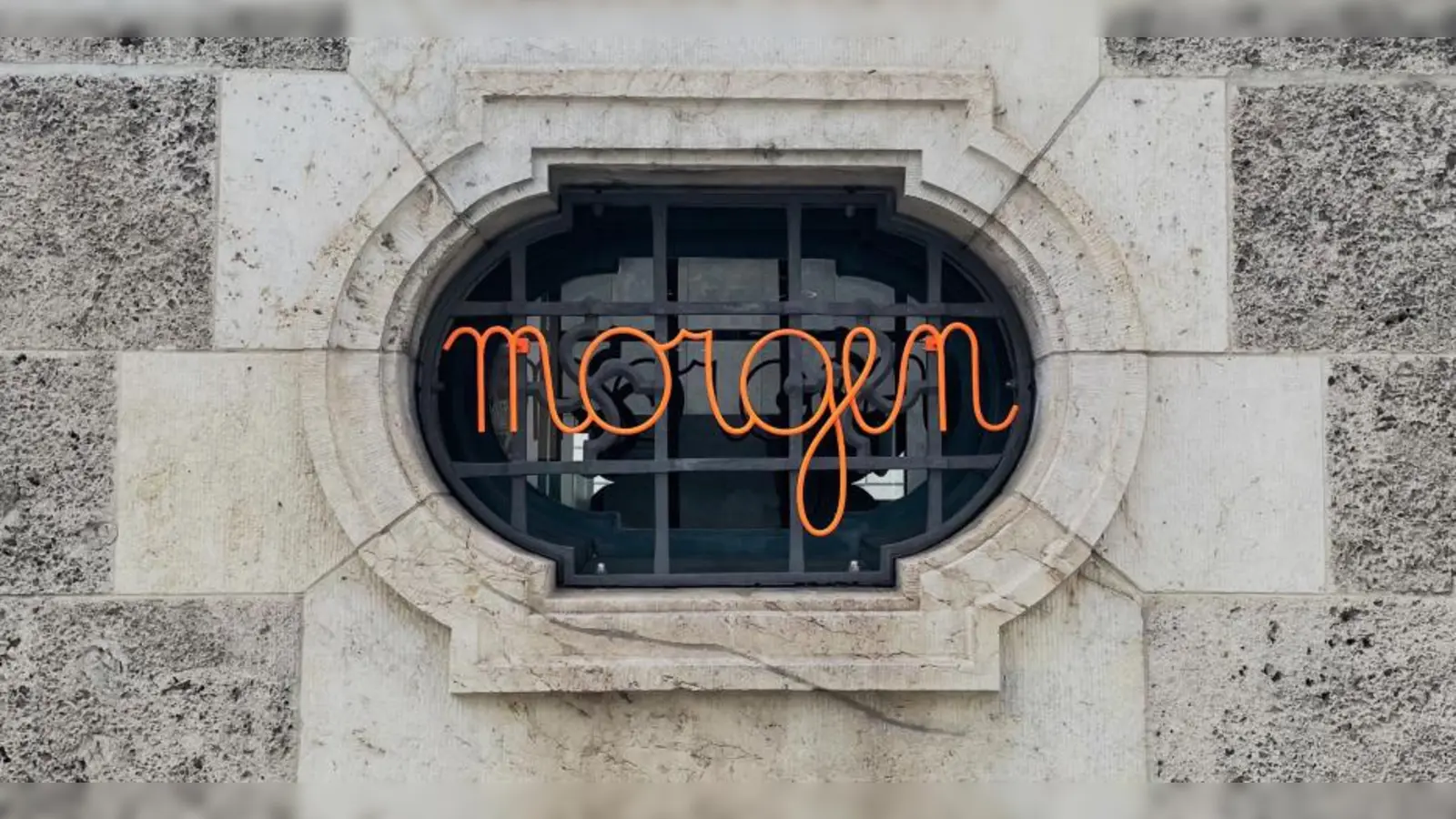 Ein Ort für ein Wort. Schrift-Installation von Michele Bernardi am Bayerischen Staatsministerium für Wirtschaft, Landesentwicklung und Energie in der Prinzregentenstraße.<br> (Foto: Michele Bernardi)