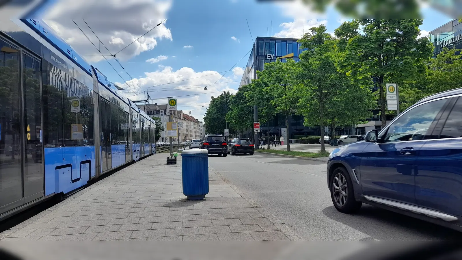 Nach dem Unfall an der Trambahn-Haltestelle „Donnersbergerstraße“ drängt der Bezirksausschuss auf kurzfriste Maßnahme, um mehr Sicherheizt für Wartende zu schaffen. (Foto: kö)