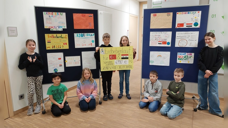 Eine starke Leistung: Die Klassensprecher der 4. Klassen zeigen stolz die Spendensumme von 6990 Euro. (Foto: Schule)