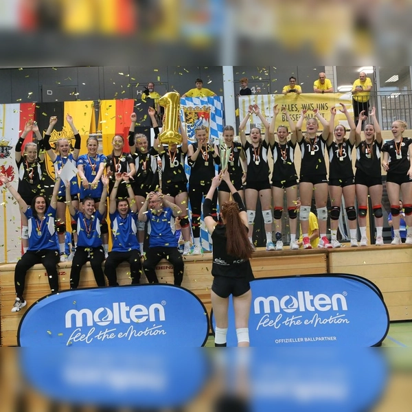 Die U18-Volleyballerinnen des TSV Turnerbund München feiern die deutsche Meisterschaft. (Foto: Helmut Keiling)