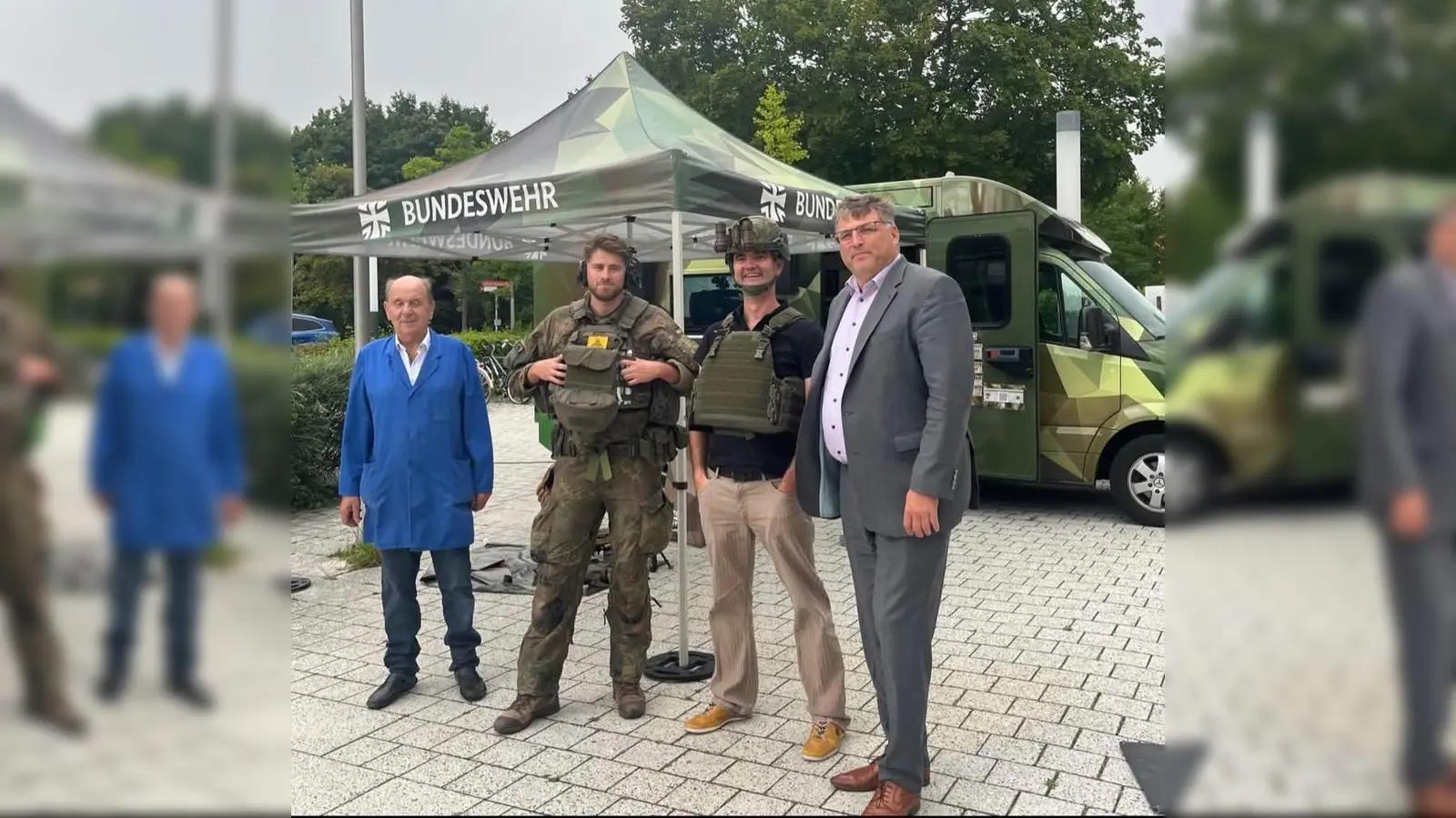 Auch Landrat Stefan Löwl informierte sich über am Karrieremobil der Bundeswehr. (Foto: Berufliches Schulzentrum Dachau)