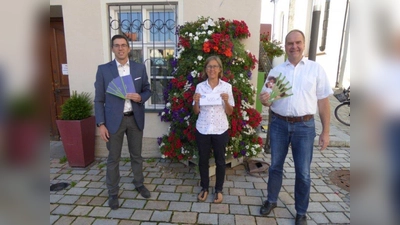 Sie unterstützen Kinder (von links): Frank Zellner (Vorstand Flugbetrieb), Astrid Simader (Hauner Verein), Martin Pape (Präsident des Luftsportvereins Weilheim-Peißenberg e.V.). (Foto: Verein)