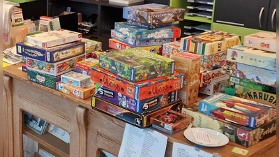 Volle Spieltische im Café GeQo am Maria-Nindl-Platz: Am 20. und 21. September finden hier wieder die Tage des Gesellschaftsspiels statt. (Foto: Patrick Haggenmüller)
