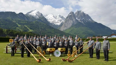 Musikerinnen und Musiker unter dem Edelweiß: Der Gebirgsmusikkorps der Bundeswehr gibt ein Konzert zugunsten der sozialen Projekte der Caritas im Landkreis Weilheim-Schongau. (Foto: Bundeswehr)
