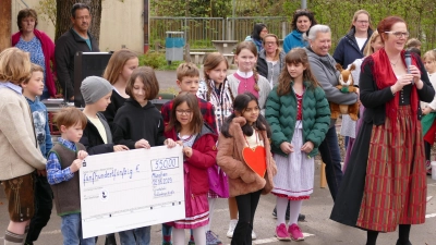 Die Schüler übergaben die Spende. (Foto: Schule)