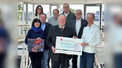 Bei der Spendenübergabe (vorne v.l.) Ilona Fischer (Lions Club), Landrat Christoph Göbel, Adolph Hengge (Lions Club); hinten: Dr. Bettina Wurster (LRA), Fritz Aulenbach (Lions Club), Meike Voigtmann (Kreisverband), Stefan Wallner (Kreisverband) und Michael Germayer (Kreisverband).<br>Weitere Informationen: (Foto: AWO)