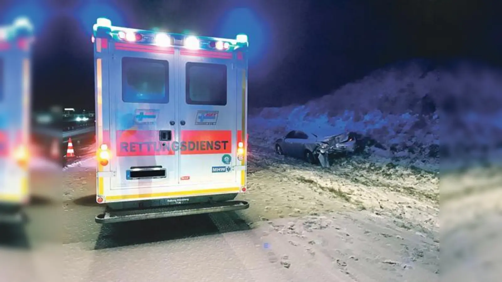 Wie durch ein Wunder wurde beim Unfall niemand schwer verletzt.	 (Foto: MKT Krankentransport Schmitt/Obermeier)