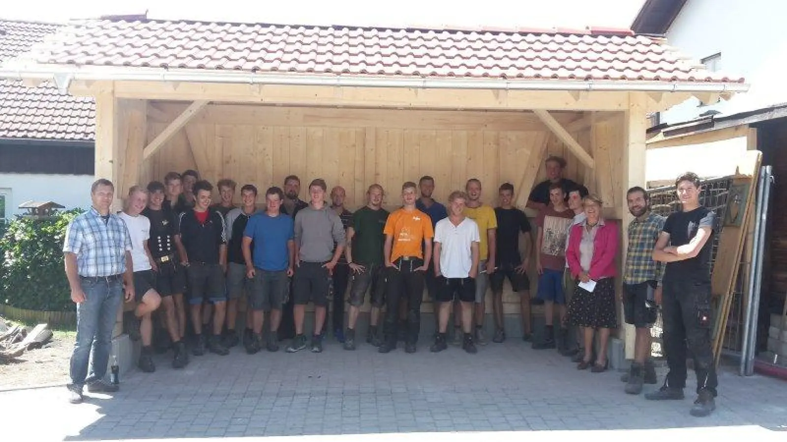An dem neuen Bushaus in Andechs arbeiteten ingesamt 24 Schüler. sie wurden von drei Lehrkräften unterstützt. Das Material stellte die Gemeinde Andechs zur Verfügung. (Foto: Gemeinde Andechs)