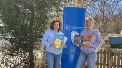 Freuen sich über den Kinderbücherschrank: Gosia Hannemann (l.) und Martina Rusch vom Kinderschutzbund, Kreisverband Starnberg. (Foto: Kinderschutzbund)