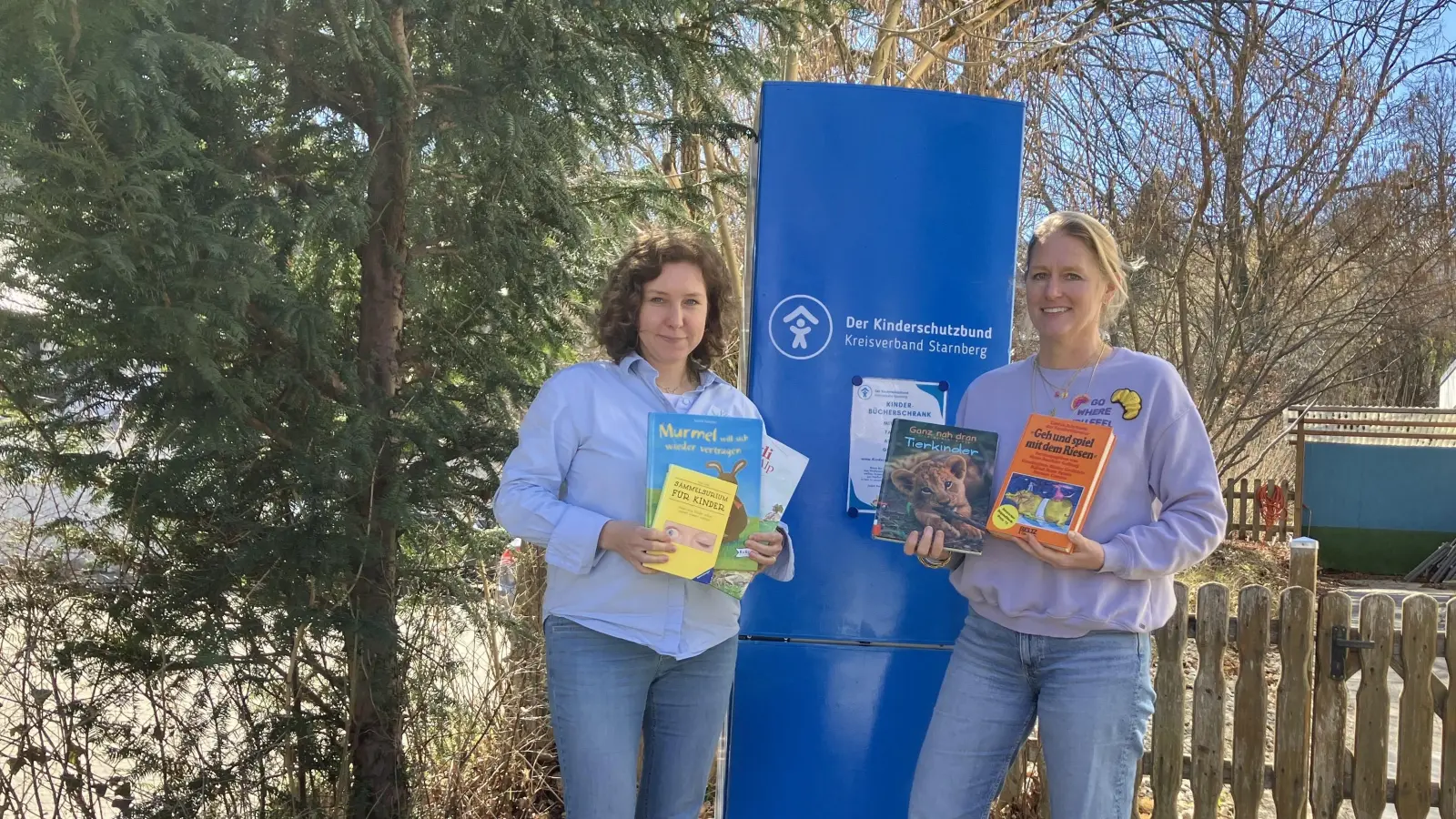 Freuen sich über den Kinderbücherschrank: Gosia Hannemann (l.) und Martina Rusch vom Kinderschutzbund, Kreisverband Starnberg. (Foto: Kinderschutzbund)