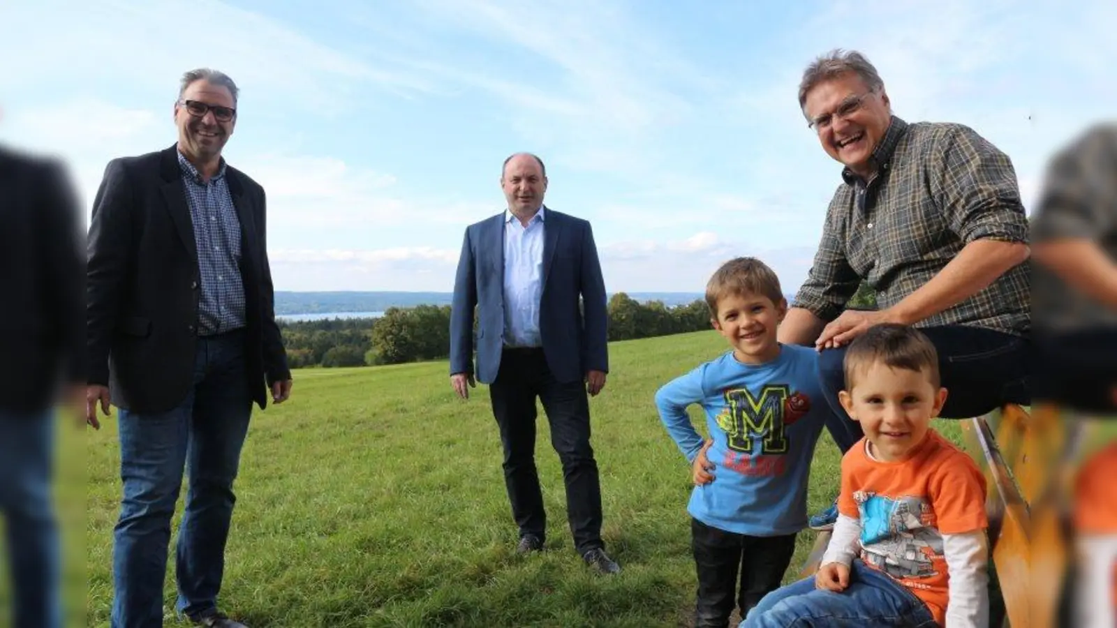Nun kann jeder die schöne Aussicht von der Erinnerungsbank für Heinrich Kattenbeck genießen (von links): Geschäfts- und Bauamtsleiter Michael Kuch, Erster Bürgermeister Georg Scheitz und Thomas Kattenbeck mit Hannes und Simon freuten sich über die schnelle Fertigstellung der Holzbank. (Foto: Gemeinde Andechs)