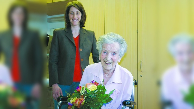 Stadträtin Ulrike Boesser gratulierte Maria Müller  zum 100. Geburtstag. (Foto: as)