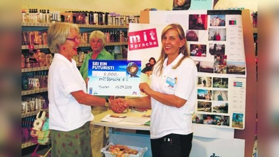 Preisübergabe im dm-Markt in der Fürstenrieder Straße 20: Filialleiterin Heide Mundry (r.) überreichte Monika Schulte-Rentrop Scheck und Urkunde. (Foto: pi)