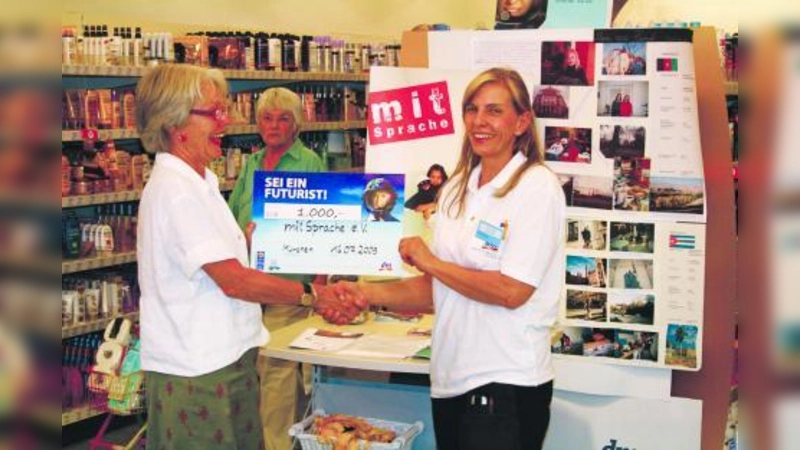 Preisübergabe im dm-Markt in der Fürstenrieder Straße 20: Filialleiterin Heide Mundry (r.) überreichte Monika Schulte-Rentrop Scheck und Urkunde. (Foto: pi)