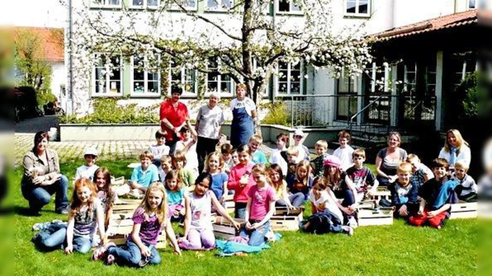 Drittklässler der Grundschule Moosach/Alxing haben mit Mitgliedern des Gartenbauvereins gegartelt.	 (Foto: Verein)