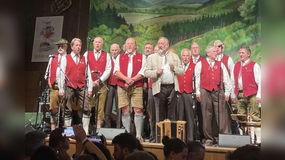 Wo gesungen wird, da lass dich nieder ... Der Ottobrunner Sängerkreis bei einem seiner vielen großartigen Auftritte im Laufe eines Konzertjahres. (Foto: Sängerkreis)