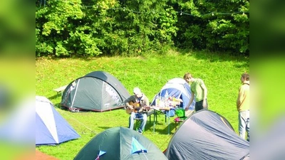 Preiswerte Unterkunftsmöglichkeit für junge Leute: „The Tent” ist bereits eine Institution. (Foto: pi)
