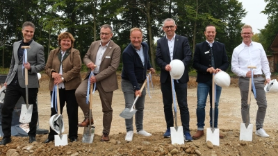 Feierten gemeinsam die Erweiterung des Gymnasiums: (v.l.) Melchior Kiesewetter (Studio_Plus Architekten), Brigitte Keller (LRA EBE), Christian Czempinski (Schulleiter), Landrat Robert Niedergesäß, Jan Paeplow (Brgm. ), Stefan Mühlfenzl (stellvertretender Schulleiter) und Marcus Scheunemann (Firma Kleusberg). (Foto: LRA Ebersberg)