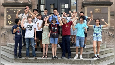 Stolze Sieger: Die erfolgreichen Teilnehmerinnen und Teilnehmer des Maria-Theresia-Gymnasiums beim Landeswettbewerb Mathematik Bayern 2023. (Foto: MTG/Niko Eschrich)