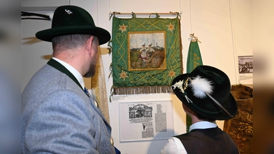 Von wunderschönen Bildern über vielfältige Trachten bis hin zu Fahnen ist bei der Ausstellung alles vertreten, was man mit Tracht und Tradition verbindet.  (Foto: Ursula Baumgart)