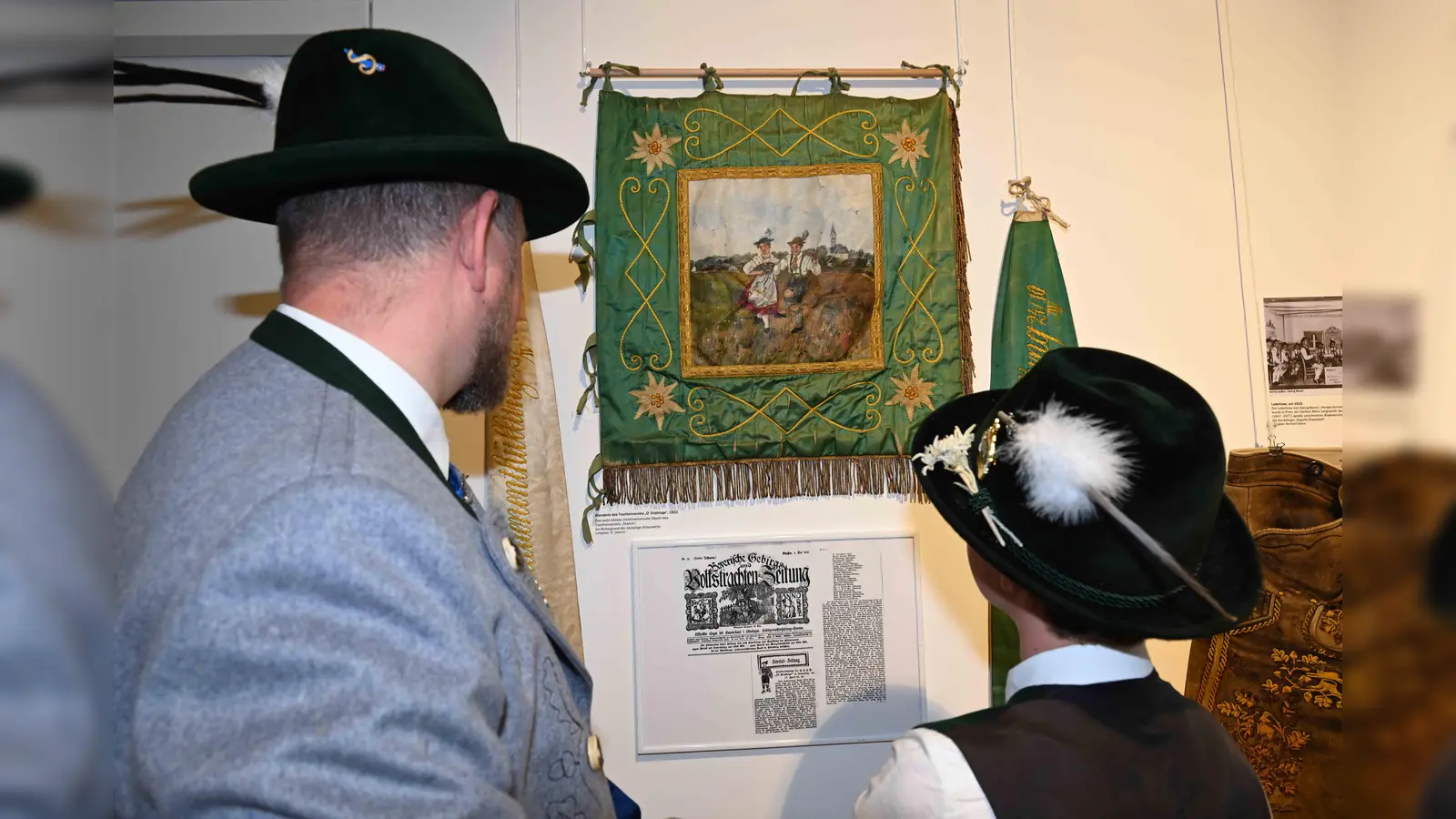 Von wunderschönen Bildern über vielfältige Trachten bis hin zu Fahnen ist bei der Ausstellung alles vertreten, was man mit Tracht und Tradition verbindet.  (Foto: Ursula Baumgart)