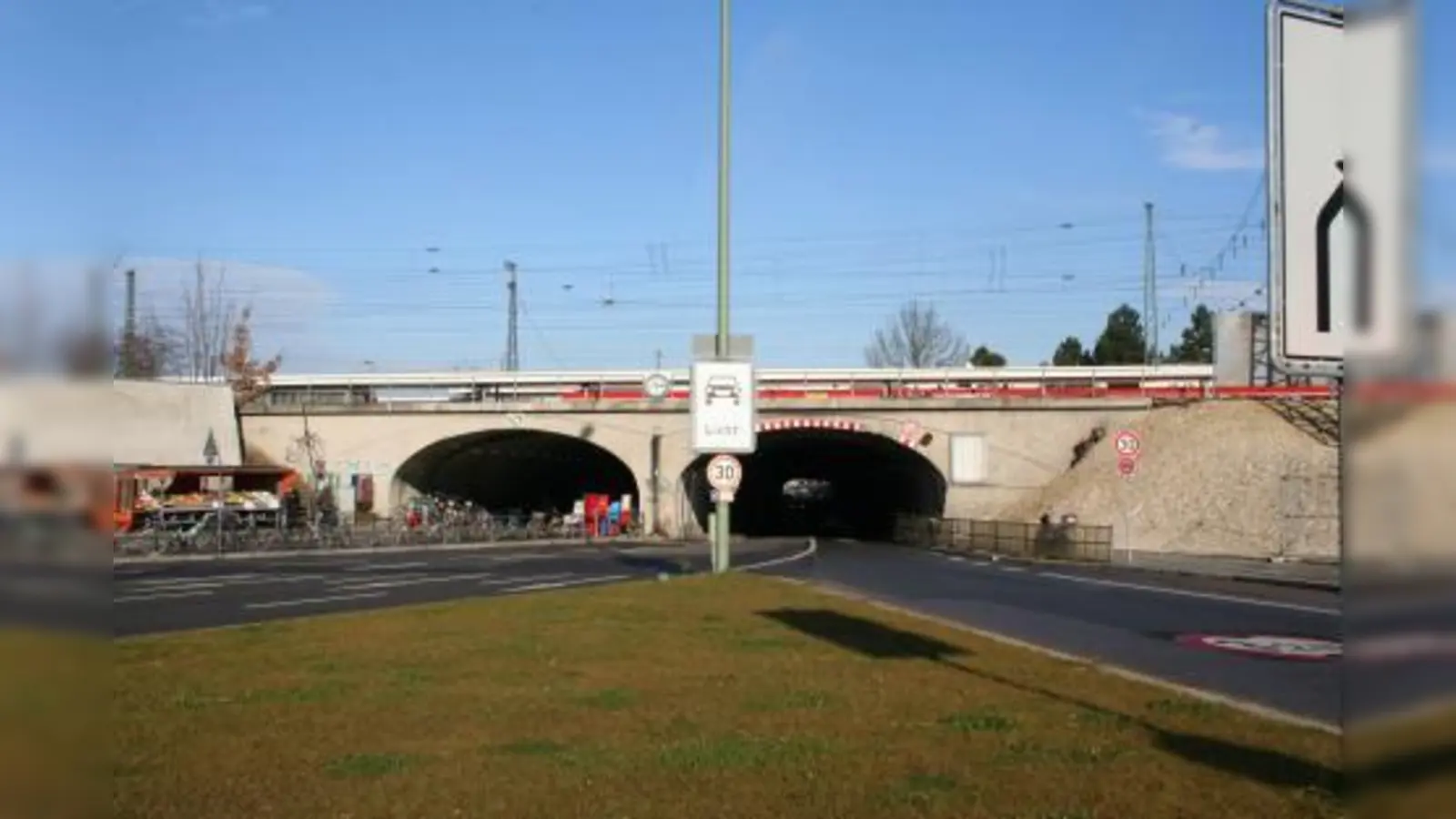 Rechts neben der „Laimer Unterführung” soll die „Umweltverbundröhre” entstehen. Der BA Laim drängt darauf, dass das bald geschieht. (Foto: tg)