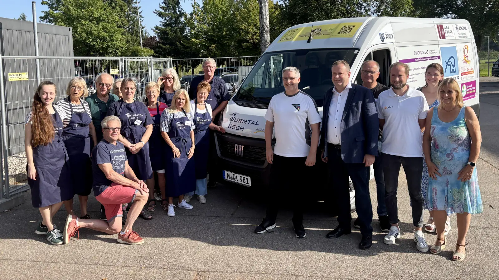 Das neue Fahrzeug für den Würmtaltisch wurde mithilfe von über 30 Sponsoren möglich. Bei der Übergabe dankte Bürgermeister Peter Köstler (5. v. r.) den Sponsoren und dem ganzen Team des Würmtaltisches für das Engagement. (Foto: Ulrike Seiffert)