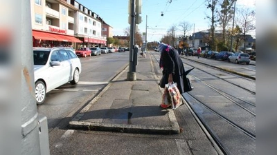 Hohe Bordsteine und Verkehrsinseln sind Stolperfallen für Fußgänger. (Foto: tg)