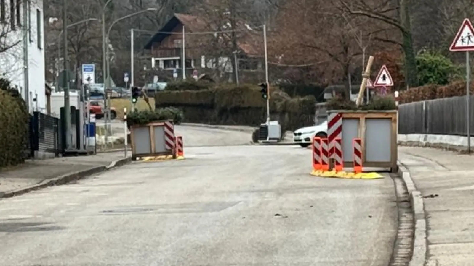 Für die Dauer des Pilotprojekts in der Oskar-Schüler-Straße gilt auf beiden Seiten ein absolutes Parkverbot. (Foto: Gemeinde Tutzing)