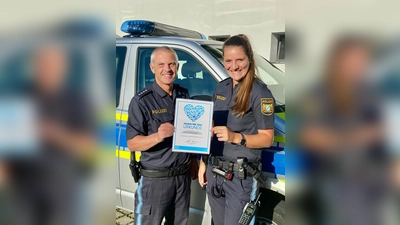 PETA zeichnet Miesbacher Beamte zu „Helden für Tiere“ aus. (Foto: PETA Deutschland e.V.)