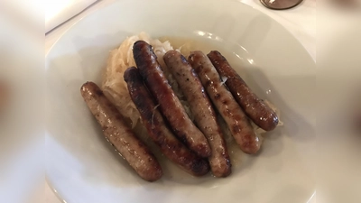 Auch leckere Würstchen werden am Lagerfeuer gegrillt und zusammen mit den Kartoffeln als Mittagsimbiss verzehrt. Dazu gibt es ein Beilagenbuffet. (Symbolbild: hw)