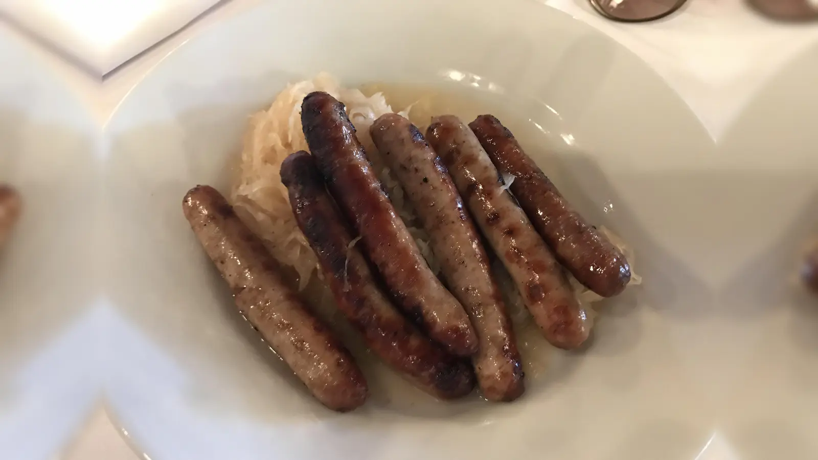 Auch leckere Würstchen werden am Lagerfeuer gegrillt und zusammen mit den Kartoffeln als Mittagsimbiss verzehrt. Dazu gibt es ein Beilagenbuffet. (Symbolbild: hw)